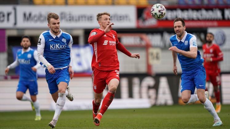 Bestritt ein Pflichtspiel für Bayerns U23 in Meppen: Fiete Arp (Mitte) im Duell mit Lars Bünning.