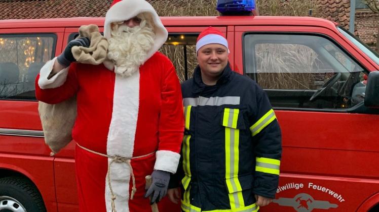 Der Weihnachtsmann fuhr, begleitet von Gemeindevertreter Markus Wötzel, mit dem Feuerwehrauto durch Niendorf und Schlesin und sammelte noch Wunschzettel ein.