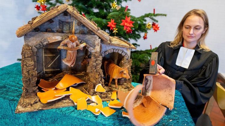 Symbolischer Hammerschlag: Auch Scherben und Zerstörung sind für Josephine Teske Teil der Weihnachtsgeschichte.