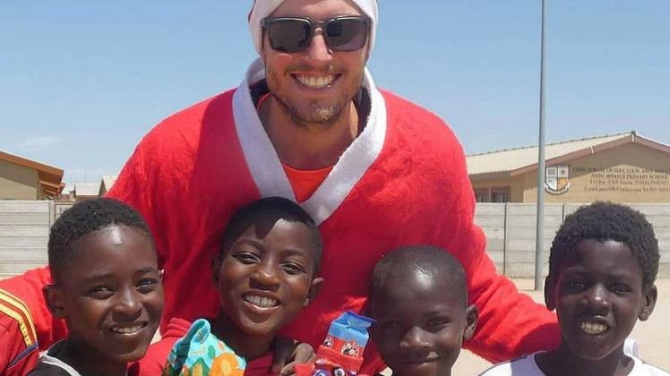 Weihnachtsmann Tony Arjen Daugals mit beschenkten Kindern in Swakopmund. Das Fußballprojekt des Pritzwalkers in Namibias ist erfolgreich.