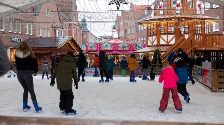 Die Eisbahn auf dem Weihnachtsmarkt in Meppen wurde von vielen Besuchern genutzt.