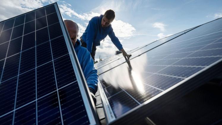 Photovoltaikmodule werden auf dem Dach eines Wohnhauses montiert. Das Klimaschutzkonzept empfiehlt PV-Anlagen auf möglichst vielen Gebäuden in der Gemeinde Ostercappeln (Symbolfoto).