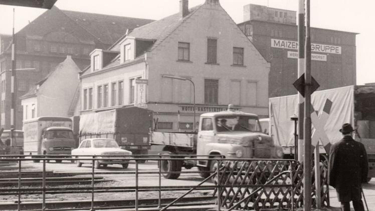 Da war das Maizena-Werk schon seit drei Jahren stillgelegt: Blick im Jahre 1969 am Bahnübergang Mühlenstraße in Richtung des Areals, auf dem sich heute die Hauptpost befindet.