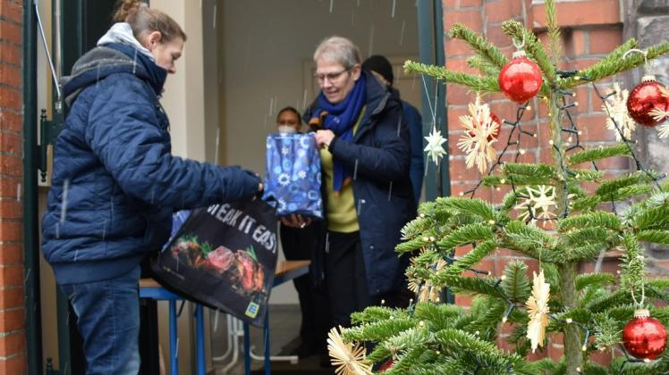Weihnachten zum Mitnehmen: Bernade Hartrampf-Yovogan(r.) übergibt eine Geschenketüte an Karin Kortas.