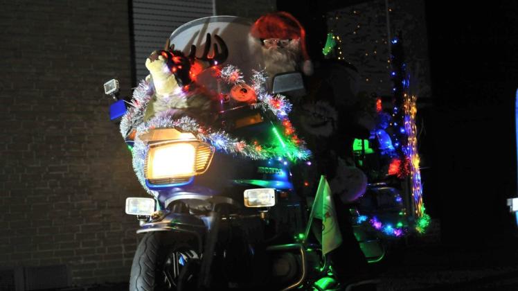 Es leuchtet und blinkt am Motorrad von Ralf Wöhl: Er ist in diesem Jahr wieder als Weihnachtsmann unterwegs. Dabei möchte er auch Kindern in Quarantäne eine Freude machen.