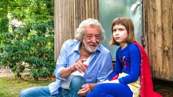 Noch weckt Opa Oskar (Dieter Hallervorden) Zweifel bei seiner Enkelin Fanny (Julia Kovacs). "Oscar, das Schlitzohr und Fanny Supergirl". Foto: ARD Degeto/Knut Koops.