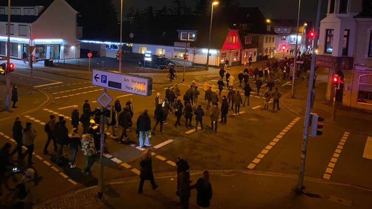 Corona-Spaziergang: Kurzzeitig kam es zu Verkehrsbehinderungen, als die Demonstranten durch Delmenhorst zogen.