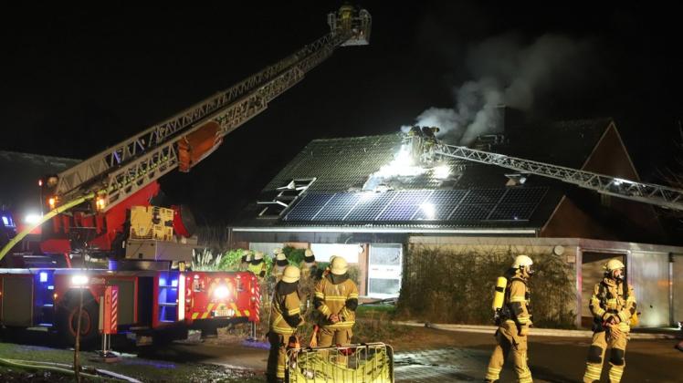 Ein Feuer hat am Montagabend große Teile eines Wohnhauses in Bremen zerstört.