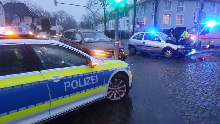 Bei der Kollision auf der Kreuzung in Delmenhorst wurde eine Person zum Glück nur leicht verletzt.