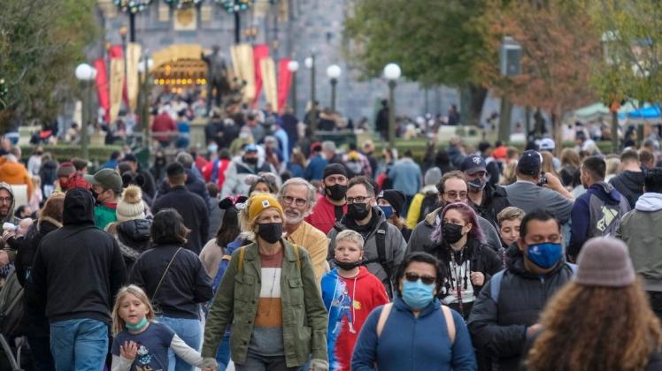 Der US-Bundesstaat Kalifornien führte Mitte Dezember wegen deutlich gestiegener Infektionen an vielen Orten wieder eine Maskenpflicht ein.