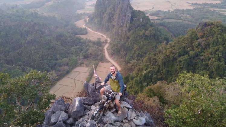 Christopher Fritze ist fasziniert von der Natur in Laos, hier am Nam Xay View Point in Vang Vieng.