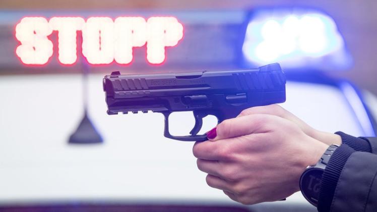 Ein 21-jähriger Mann wollte sich in Bremen von Polizisten erschießen lassen, nachdem er seine Freundin attackiert hatte.