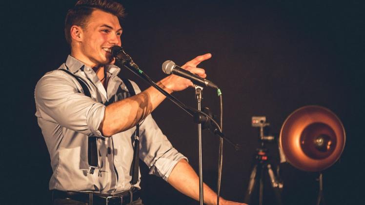 Beim Singen tut er, was er liebt: Straßenmusiker ÖXL (Victor Marnitz) tourt seit 2017 durch die Welt und hat dort sein Glück gefunden.