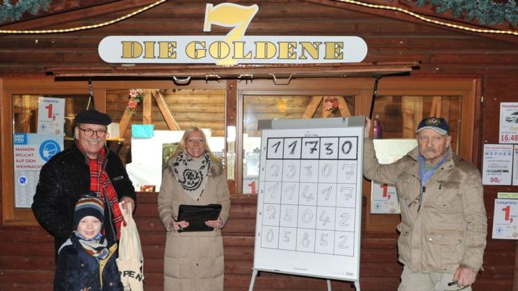 Die Hauptgewinner der Weihnachtslotterie in Meppen stehen fest. Mit den Gewinnern freuen sich (von links) Glücksfee Julian Lampe (6 Jahre), Organisator Georg Lampe, Rechtsanwältin Brigitte Unkenholz und Rüdiger Smorra. Die Hauptgewinner der Weihnachtslotterie in Meppen stehen fest. Mit den Gewinnern freuen sich (von links) Glücksfee Julian Lampe (6 Jahre), Organisator Georg Lampe, Rechtsanwältin Brigitte Unkenholz und Rüdiger Smorra.