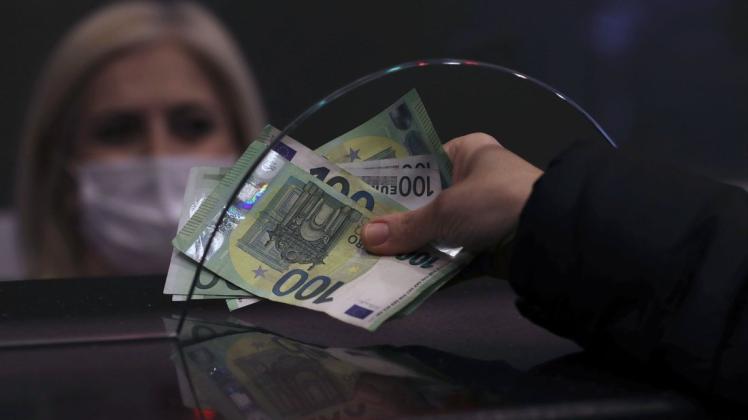 Die Euroscheine sollen ein neues Design bekommen. Die Euroscheine sollen ein neues Design bekommen.