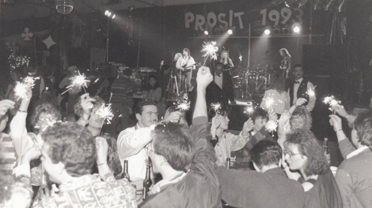 Die Delmehalle gibt es nicht mehr: Hier feierte das Partyvolk am letzten Tag des Jahres 1992 fröhlich in das neue Jahr hinein.