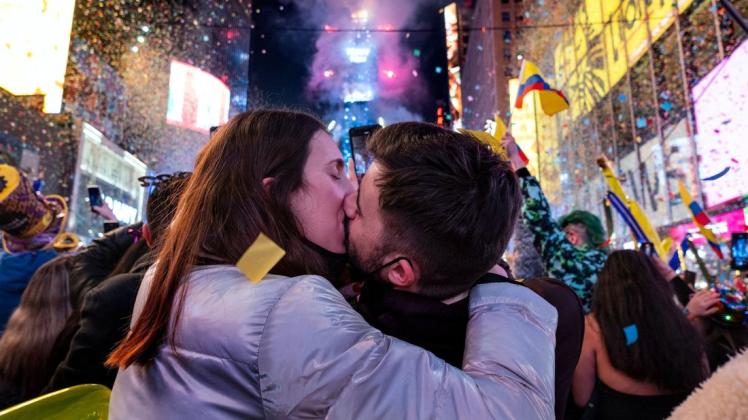 Inniger Kuss ins neue Jahr: Das Pärchen Irene Mayoral (l.) und Gerald Nuell aus Spanien zeigt sich seine Liebe bei den Silvesterfeierlichkeiten am Times Square in New York.