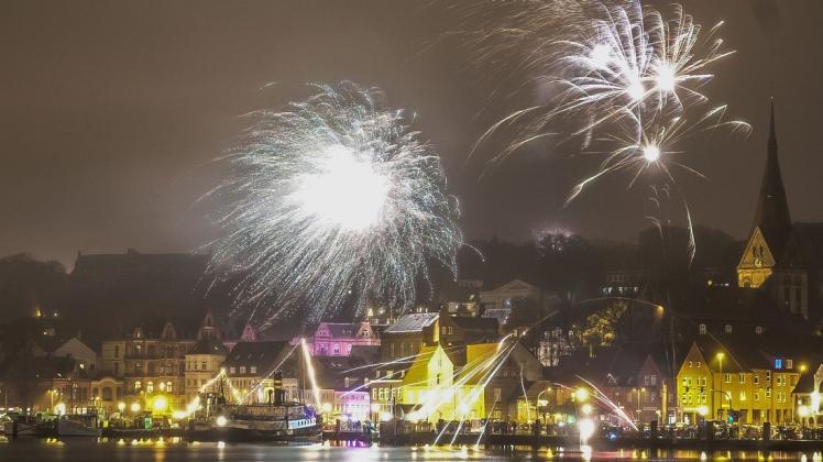 Mitternacht in Flensburg: Zum Jahreswechsel war der Himmel trotz Verkaufsverbot für Feuerwerk hell erleuchtet