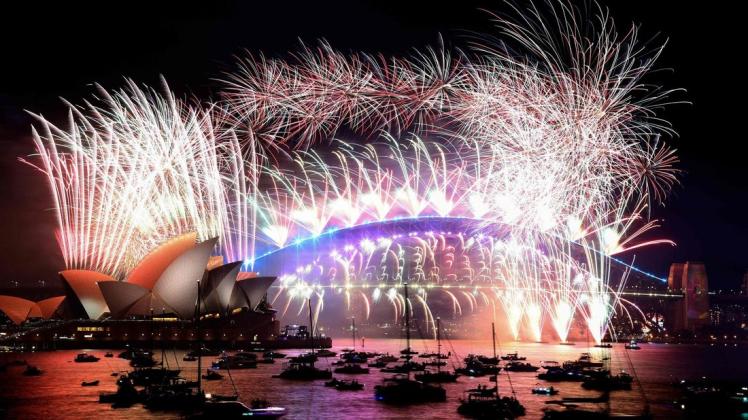 Feuerwerk über der berühmten Skyline Sydneys.
