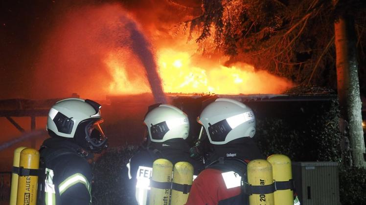 Atemschutzgeräteträger der Freiwilligen Feuerwehr bei der Bekämpfung des Feuers in der Silvesternacht. Nach Angaben eines Sprechers der Leitstelle in Elmshorn war es das größte Feuer an Silvester 2021 im  Kreisgebiet.