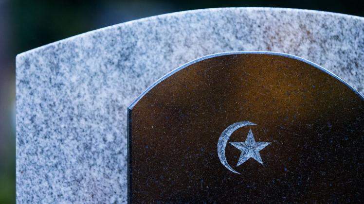 Symbolfoto: Ein Grabstein mit Hilal und Stern auf dem muslimischen Teil des Städtischen Friedhofs in Wuppertal.