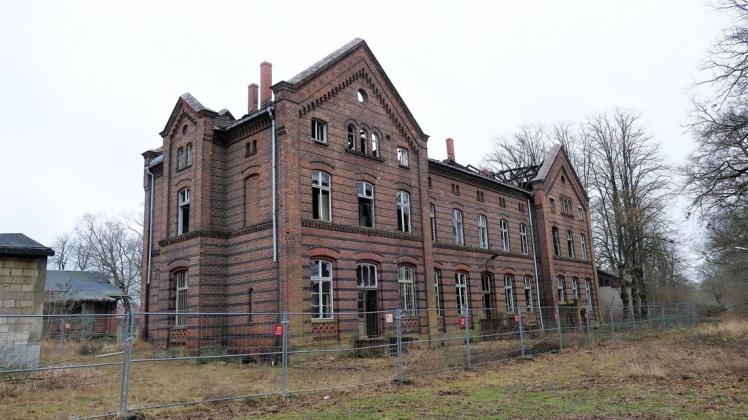 Mit eingestürztem Dach, verkohlten Balken und zerborstenen Fenstern bietet das alte Bahnhofsgebäude von Dömitz  nur noch einen trostlosen Anblick.