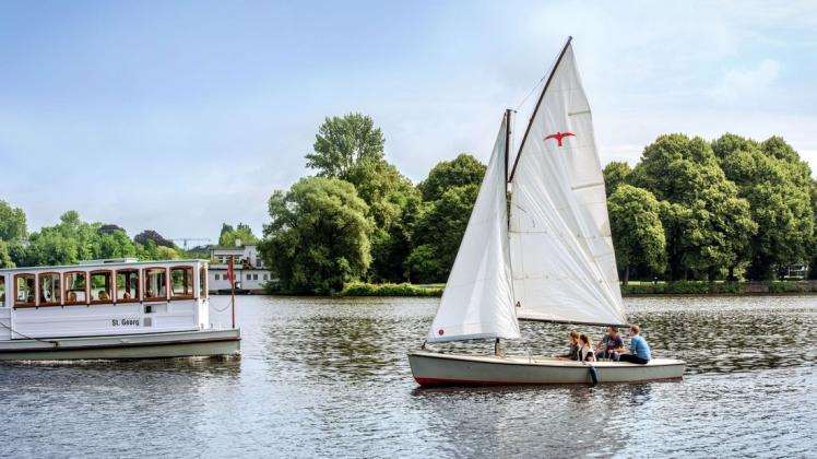 Eine hanseatische Art, die Alster zu erleben  ist eine Tour mit dem Segelboot.