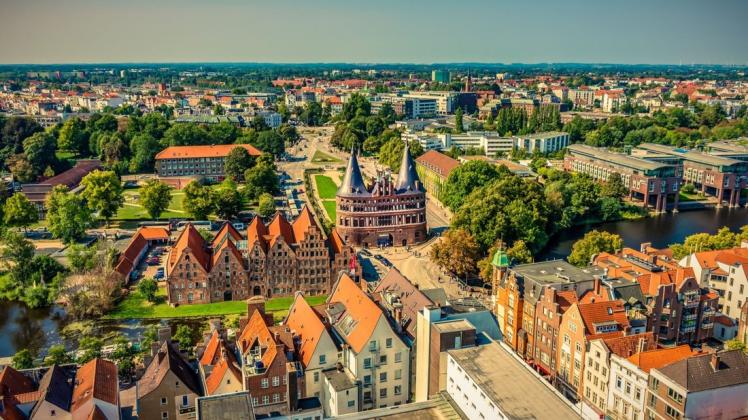 Lübeck ist nicht nur berühmt für sein Marzipan, sondern auch für das mächtige Holstentor.