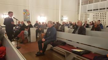 In der Johanniskirche in der Bramscher Gartenstadt diskutierten die Mitglieder der Synode über Sparmaßnahmen. Am Mikrofon: Pastor Hartmut Weinbrenner von der St. Thomas Gemeinde in Bohmte.