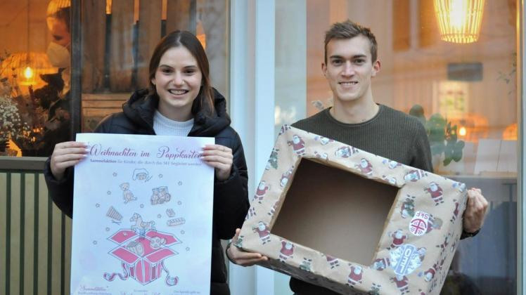 Isabel Reinhardt und Jos Willenbrock vom Leo-Club Lingen hoffen mit der Aktion "Weihnachten im Schuhkarton" auf viele Spielzeugspenden, die dann an durch den SKF betreute Kinder überreicht werden.