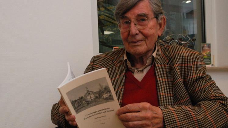 Klaus Dreyer mit dem von ihm verfassten Ossenbrügger Plattdüütsket Wörrebouk. Anlass für das Buch war ein Besuch in Brasilien, wo er auf eine Plattdeutsch sprechende Gemeinde traf.