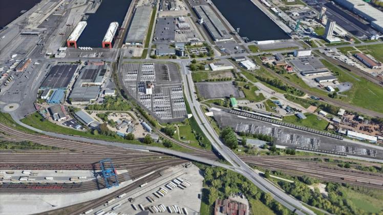 Blick auf einen Teil des Rostocker Überseehafens: In den kommenden Jahrzehnten soll der Hafen wesentlich in Richtung Norden erweitert werden.