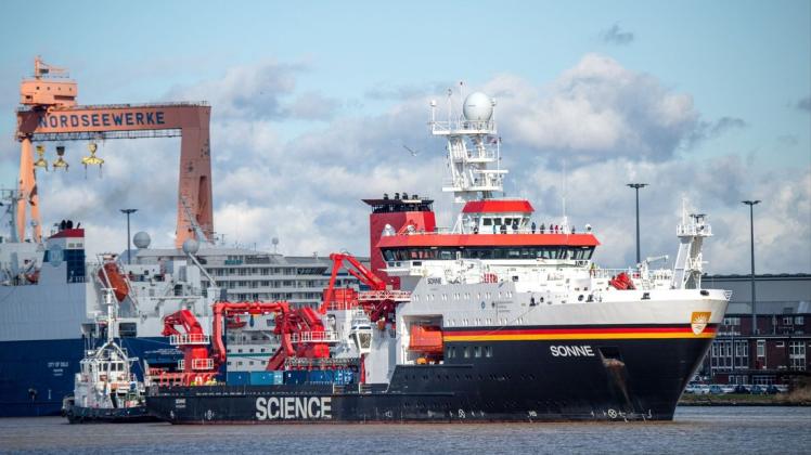 Das Forschungsschiff „Sonne“ läuft aus dem Hafen von Emden aus.