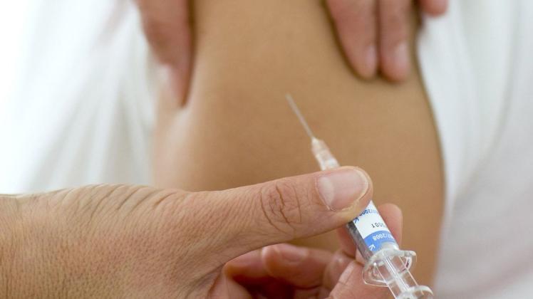 Eine Impfung gegen krebsauslösende Humane Papillomviren (HPV) reduziert laut einer Studie im Fachblatt "The Lancet" die Erkrankung an Gebärmutterhalskrebs.