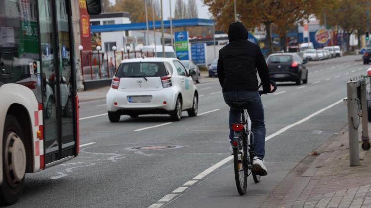 Nicht viel Platz haben Radfahrer derzeit auf der Pagenstecherstraße. Wer ausweichen muss oder fällt, landet mit Pech unter einem Auto, Bus oder Lkw.