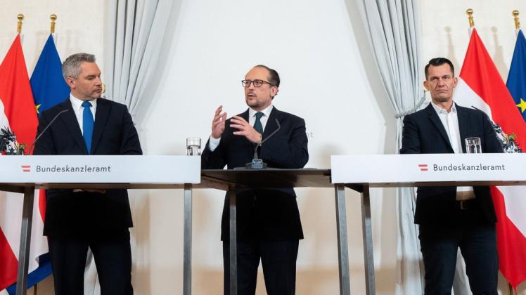 Österreichs Alexander Schallenberg (Mitte) und zwei Minister verkündeten den Beschluss am Sonntag.