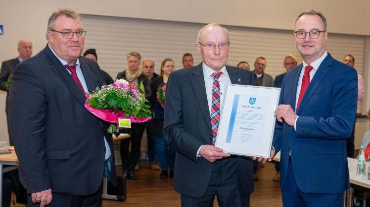 Er ist der erste Ehrenratsherr der Stadt Haren: Heinz Over wurde von Arnold Terborg (links) und Markus Honnigfort (rechts) mit einer Urkunde ausgezeichnet.