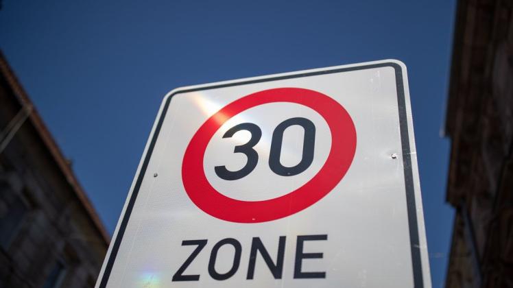 Ein Verkehrsschild weist auf eine Tempo-30-Zone hin. Die Initiative von Augsburg, Ulm, Freiburg und vier weiteren deutschen Großstädten für mehr Tempo 30 in den Kommunen findet auch in zahlreichen weiteren Städten Unterstützung.