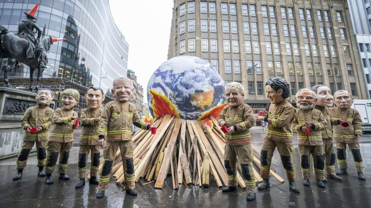 Zündeln an der Zukunft der Erde: Als Staatenlenker verkleidete Aktivisten mahnen auch am letzten Tag der Weltklimakonferenz in Glasgow für mehr Anstrengungen im Kampf gegen den Klimawandel.