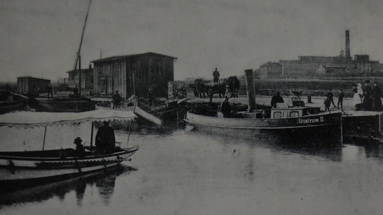 Der Güstrower Hafen, hinten die Zuckerfabrik, um 1900.