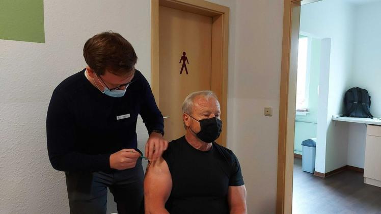 Bekommt seine dritte Impfung: Wolf Kröpelin aus Parchim erhält seinen Piks von Dr. Sebastian Langer in Parchim.