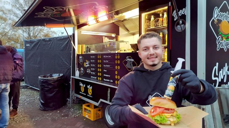 Für die Käseexplosion sorgen von Leonardo Swadzba gefüllte Spritzen mit flüssigem Käse. Er betreibt die Imbissbude „Cheesebomb Burger“ am Berliner Platz in Osnabrück.