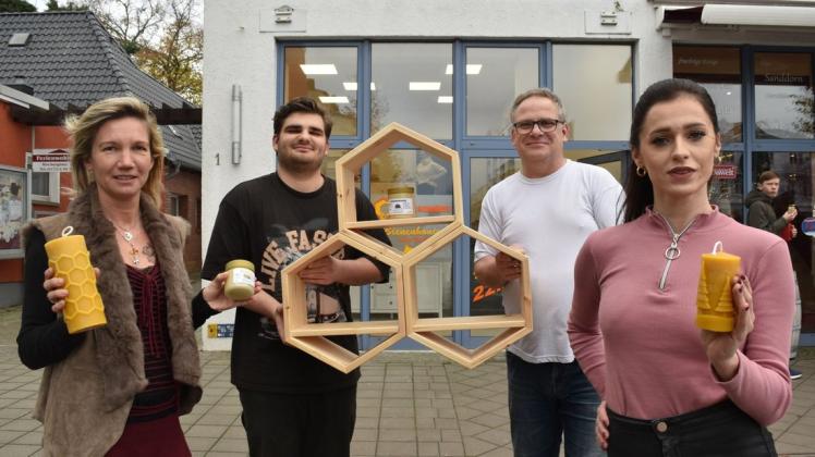 Volker Schröder (r. hinten, 57) und sein Sohn Max (21) eröffnen am Montag einen Laden für ihren selbst geimkerten Honig und alle Produkte rund um das Naturprodukt am Kirchenplatz. Ins Team der Verkäuferinnen kommt Grit Weigel-Kube aus Warnemünde (l.) und Sophie Mezei, die aus Hessen ins Ostseebad gezogen ist. Volker Schröder (r. hinten, 57) und sein Sohn Max (21) eröffnen am Montag einen Laden für ihren selbst geimkerten Honig und alle Produkte rund um das Naturprodukt am Kirchenplatz. Ins Team der Verkäuferinnen kommt Grit Weigel-Kube aus Warnemünde (l.) und Sophie Mezei, die aus Hessen ins Ostseebad gezogen ist.