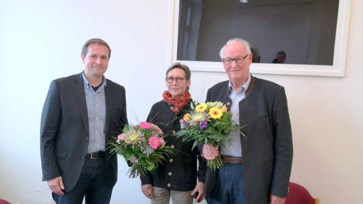 Bürgermeister Christian Schmidt (v.l.) gratuliert Nachfolgerin Maike Petersen und verabschiedet Thies Thiessen.