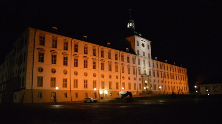 Auch Schloss Gottorf erstrahlt bis zum 10. Dezember in Orange.