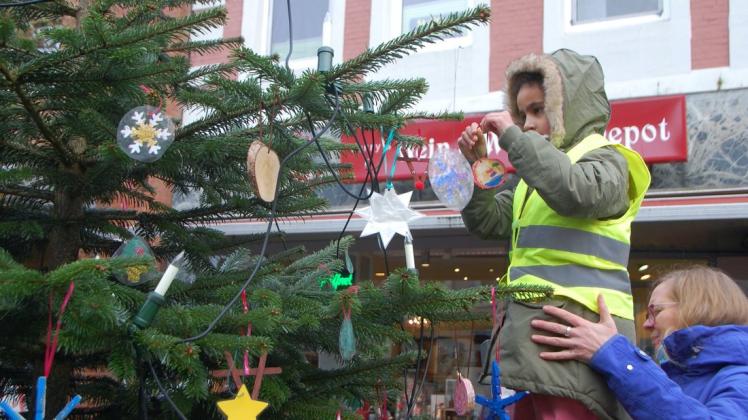 Die Kinder der Igelgruppe von der Kita Stadtfeld haben den Wunschbaum auf dem Kornmarkt geschmückt. Kinder aus Schleswig und Umgebung können nun ihrer Wunschzettel an ihm festmachen.