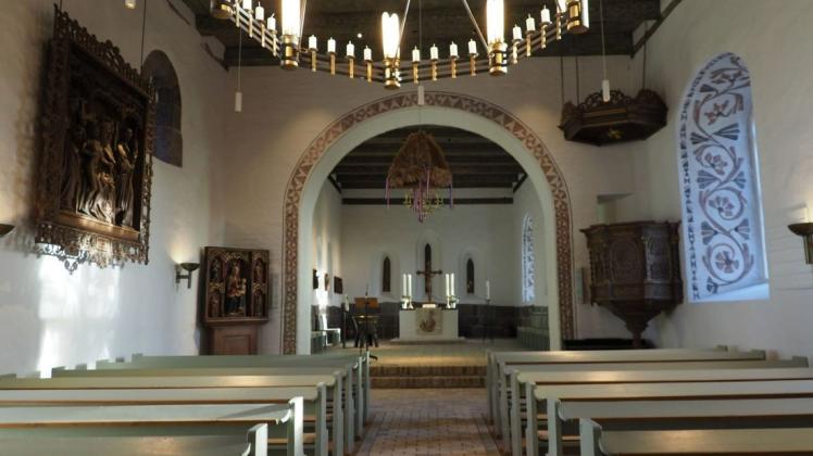 Die antiken Apostel und der alte Altar wurden im Zuge der Sanierung versetzt, damit mehr Licht in die St.-Marien-Kirche dringen kann.
