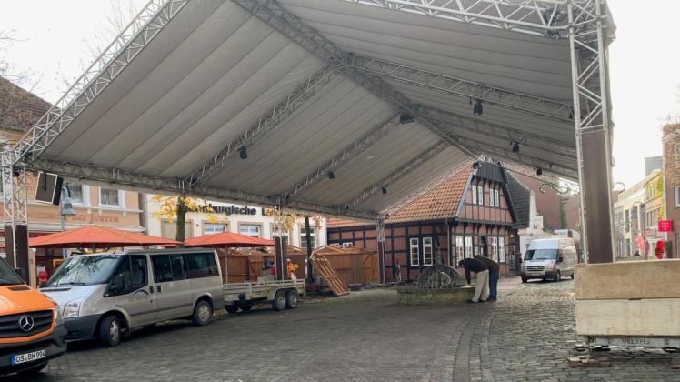 Die Dachkonstruktion auf dem Kirchplatz ist erstmals aufgebaut worden. Benötigt wird sie nach der Absage nicht mehr.