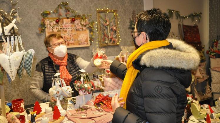 Bürgermeisterin Annett Jura bedankt sich bei den teilnehmenden Händlern - hier bei Eveline Dahlenburg - mit Haferflockenkeksen.
