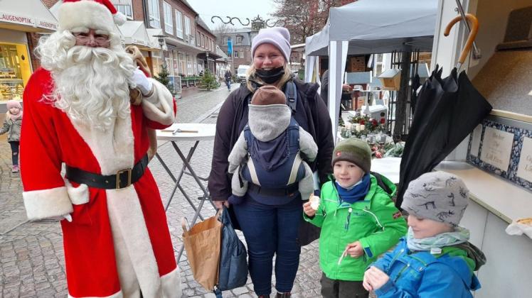 Paul, Theo und die Mutter mit dem kleinen Karl haben den ehrenamtlichen Weihnachtsmann Uwe Petschat getroffen.